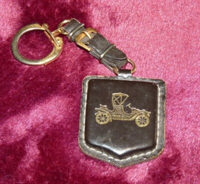 Antique Groupe Antique Mutuelle Gold Heel Keyring Black Leather Keyring