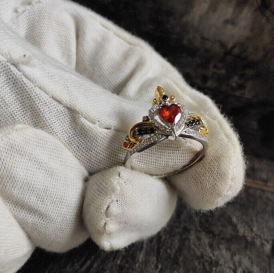 Anillo Reina Malvada Granate Rojo Simulado Corte Corazón 2 Ct Chapado en Oro Blanco 14K Foto 3 de 4
