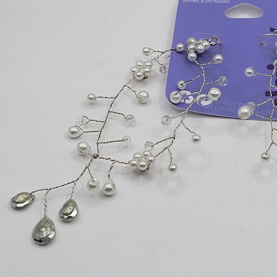 Pendientes colgantes Claire's imitación perlas y pedrería flores en rama de alambre retorcido Foto 3 de 4