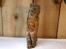 Cara tallada a mano vintage en trozo de madera con escultura de corteza estatua