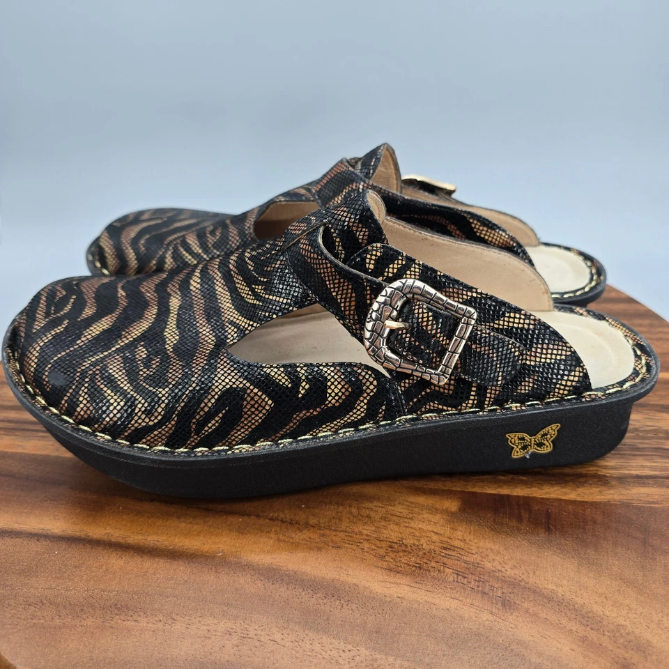 Zuecos de trabajo Alegria Shoes para mujer 10,5 negros de cuero con estampado animal antideslizantes Foto 3 de 4