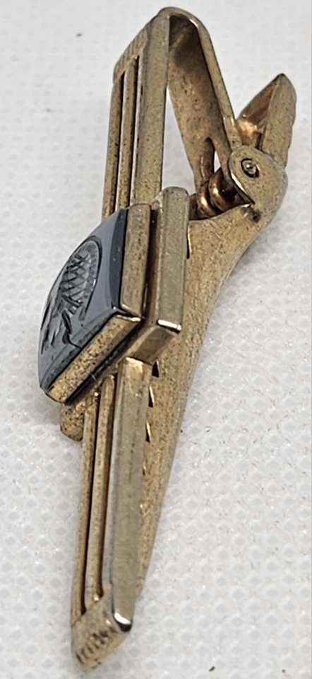 Clip de corbata vintage Anson tono dorado vidrio negro intaglio guerrero mediados de siglo... Foto 4 de 4
