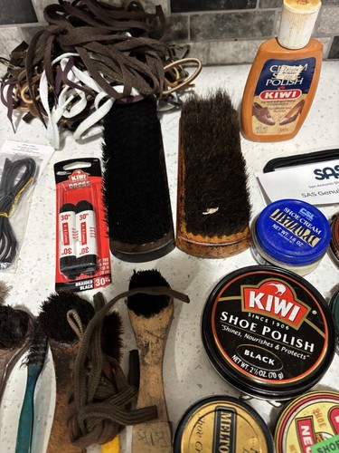 Vintage Lot Boot & Shoe Shine Brushes Buffers Polishers Tins Kiwi Laces - Picture 9 of 23