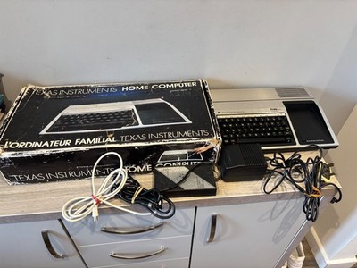 Vintage Texas Instruments Home Computer TI-99/4A mit Netzkabel verpackt funktionstüchtig