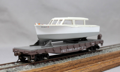 ATHEARN / ROUNDHOUSE #1053 Florida East Coast FEC Flat Car w/Boat, C8  OOP