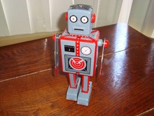 VINTAGE TOY TIN WINDING UP ROBOT MISSING KEY HARDLY BEEN USED 