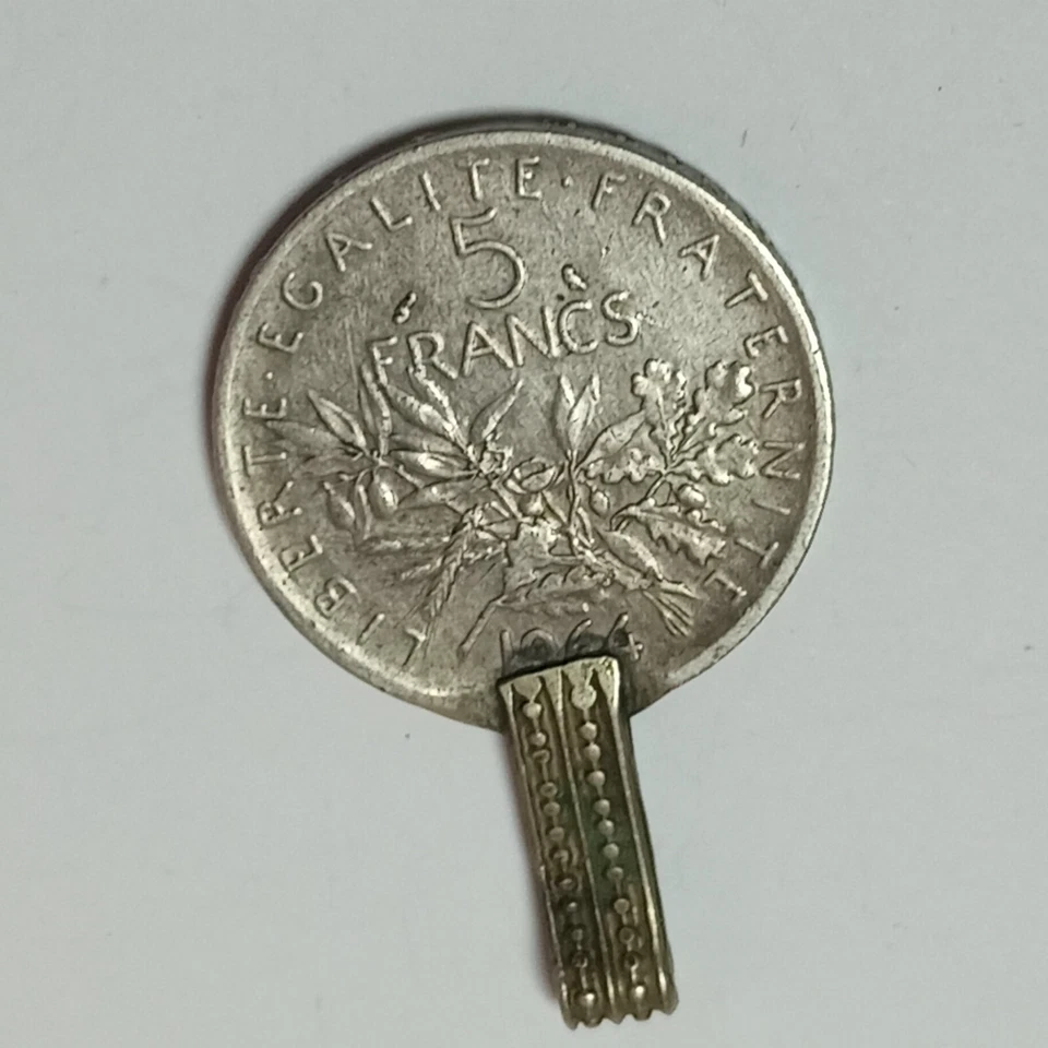 Un colgante antiguo único hecho de una moneda de plata antigua de Francia de 1964 Foto 3 de 4