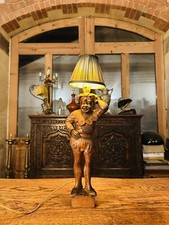 Antica lampada da tavolo 'Giullare' in noce intagliato XIX secolo, stile rinascimentale