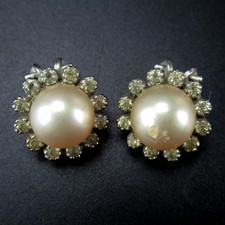 Klassische Entourage-Ohrclips aus 835er Silber mit Perlen & Begleitsteinen