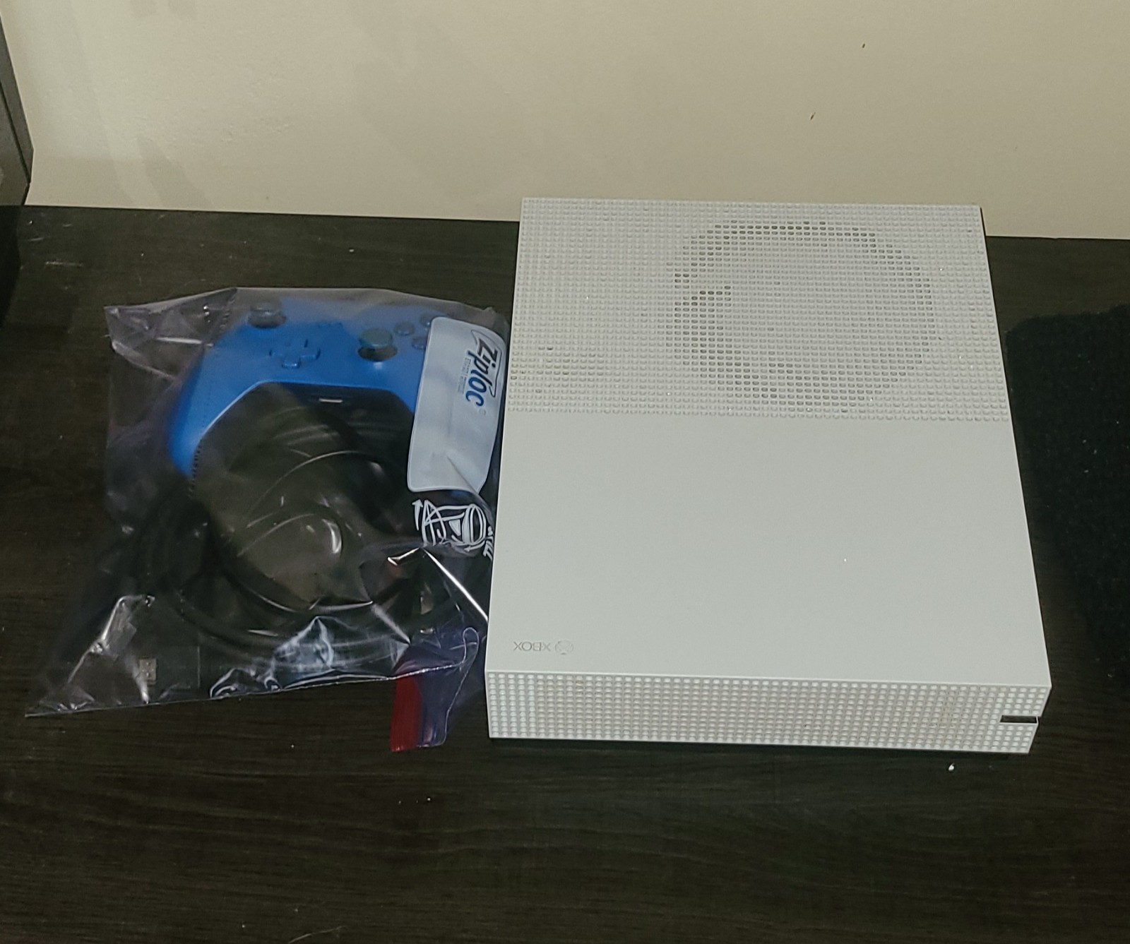 Microsoft Xbox One S 1TB White 4K UHD Blu-Ray w/ Blue Controller(used)& Cables