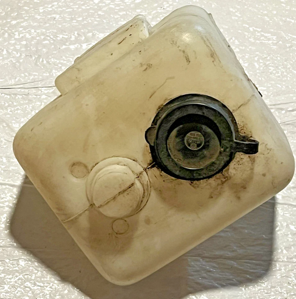 Depósito de arandela de ventana trasero Volkswagen Mk1 Foto 2 de 4