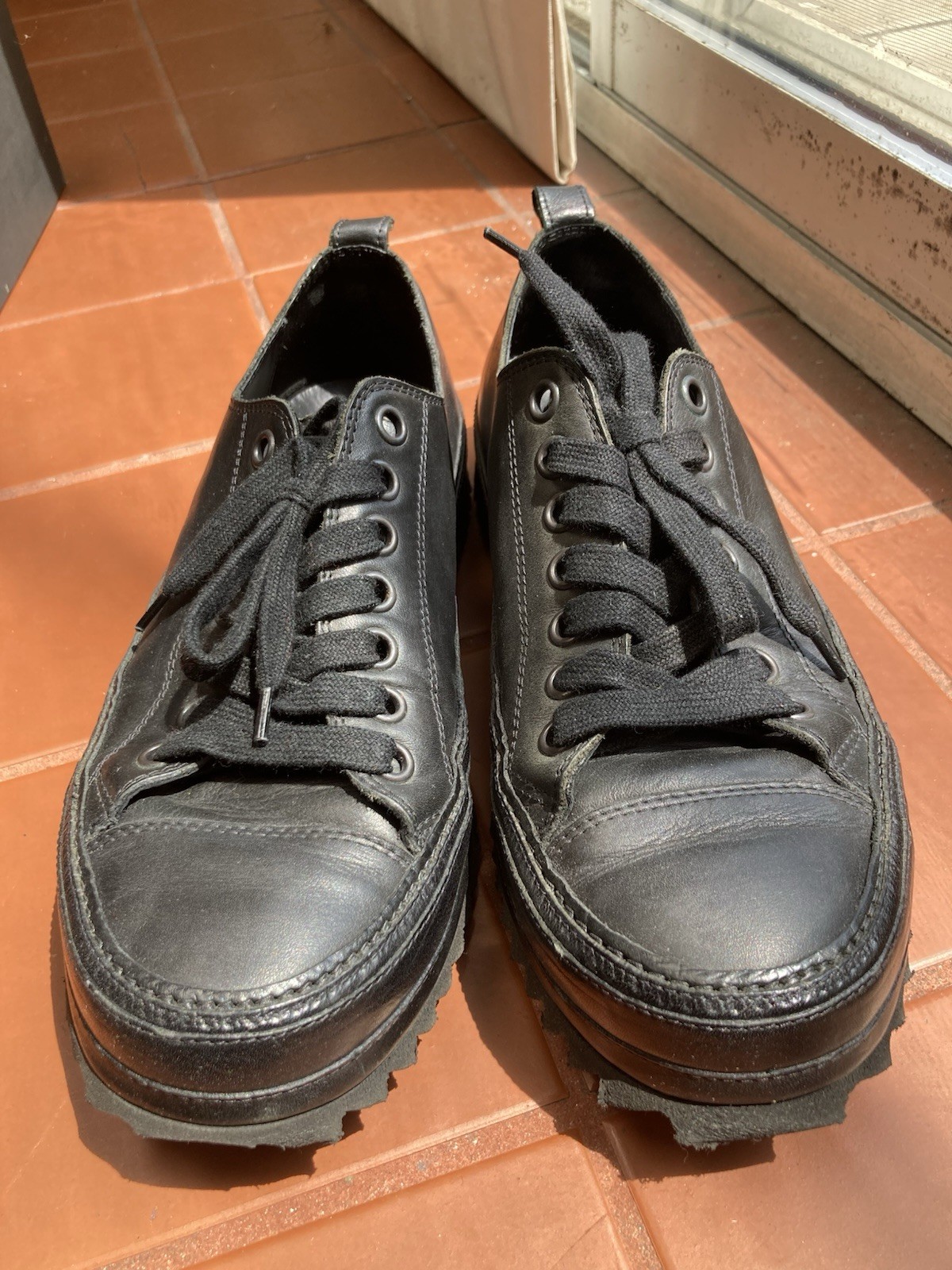 SAOLA Sneakers Ann Demeulemeester da uomo in pelle nera stringate basse con suola escursionista