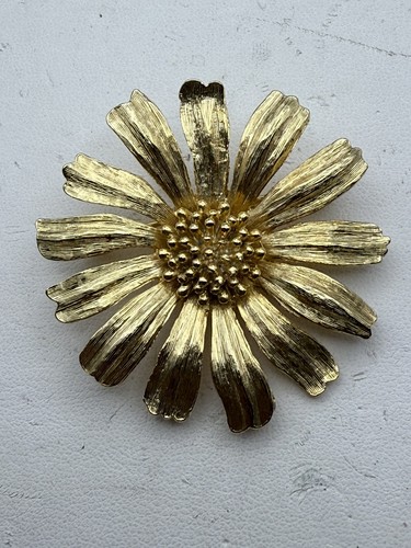 Vintage 1960-70s Gold Tone Daisy Flower Hippie Spring Time Brooch Pin Vintage J4