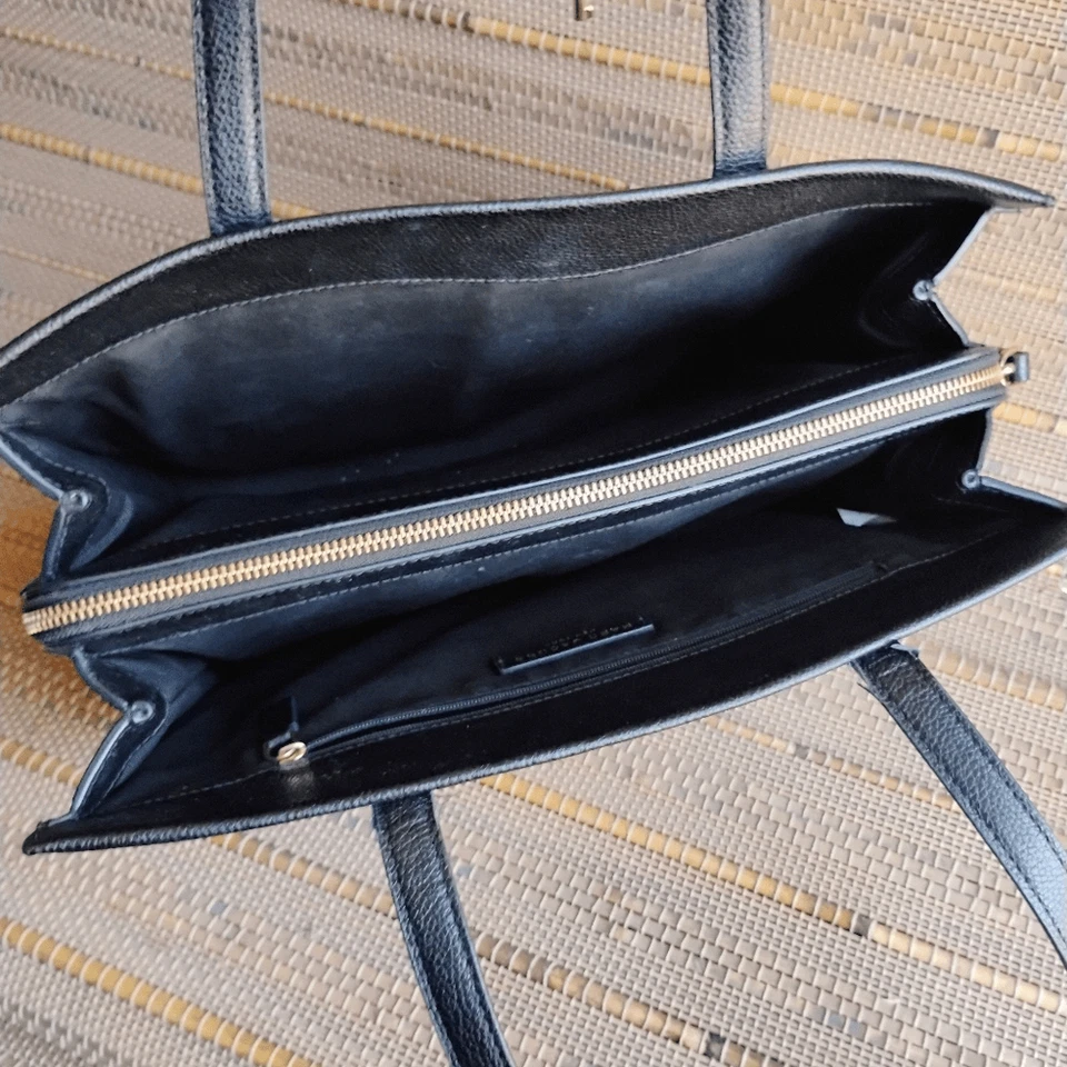 Bolso de Mano Marc Jacobs de Cuero Negro Usado en Excelente Condición Foto 2 de 4