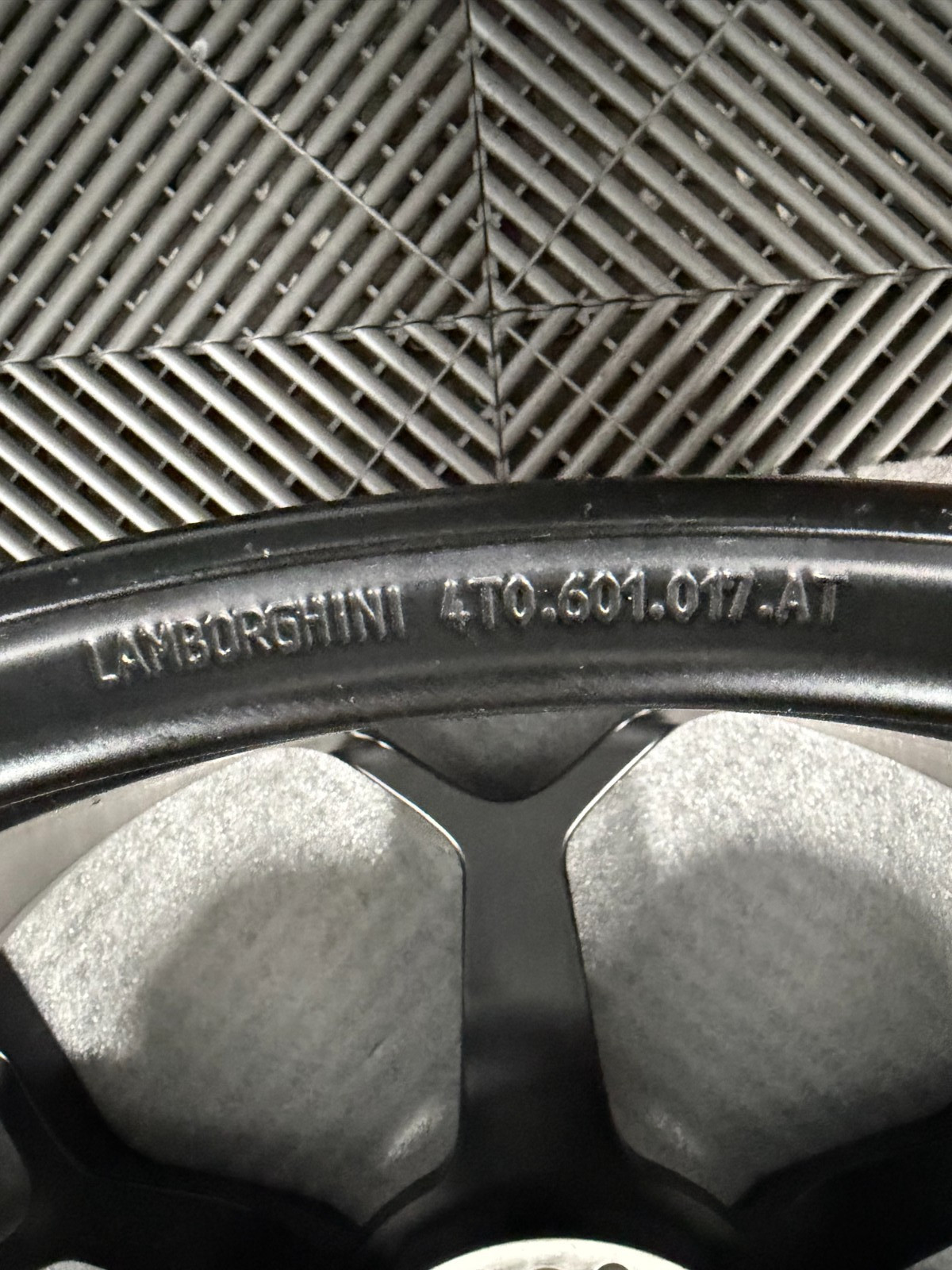 Lamborghini Huracan FRONT Wheel P/N 4T06601017AT