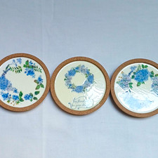 3er Set runde Keramik-Untersetzer mit Korkrand, blaues Blumenmotiv, gl&auml;nzend