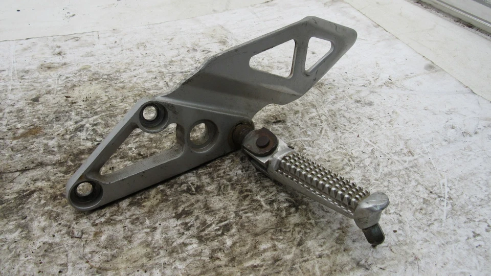 Suzuki GSXR750 GSX-R750 1994 OEM estriba y soporte delantero izquierdo del conductor Foto 3 de 4