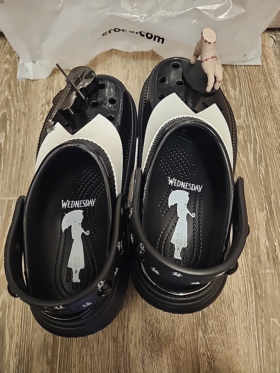 WEDNESDAY ADDAMS X CROCS STOMP CLOGS NWT NEW IN BAG Size W8 / M6 image 6