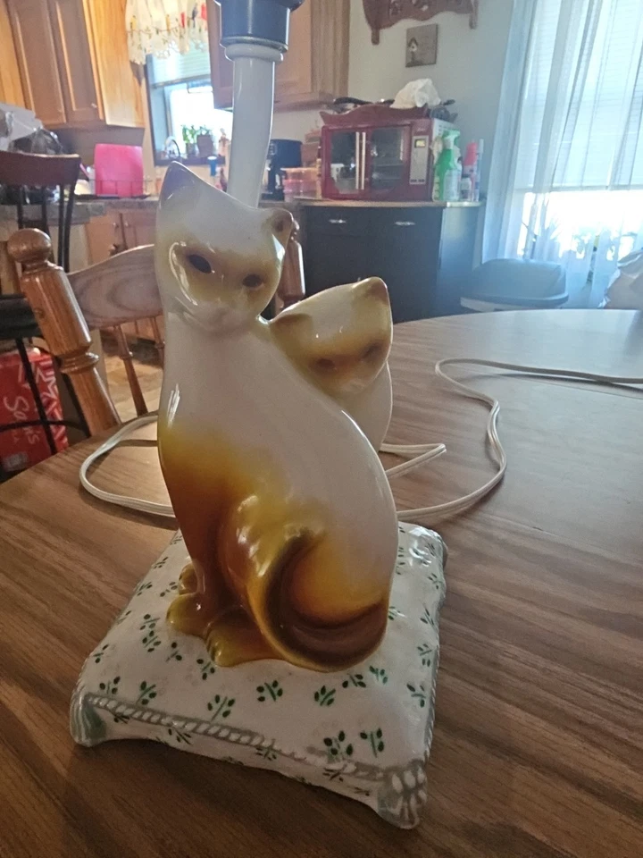 Lámpara de mesa con 2 gatos en una almohada. Foto 2 de 4