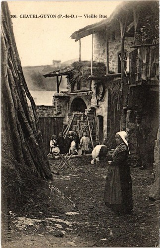 Carte Postale Ancienne – 63 Chatel-Guyon (Vieille Rue) – Noir Et Blanc (vers 1900)