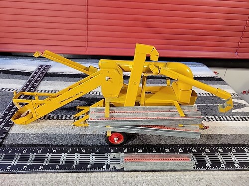 Réplica de implemento de acero prensado Minneapolis Moline Custom Corn Sheller 1/16