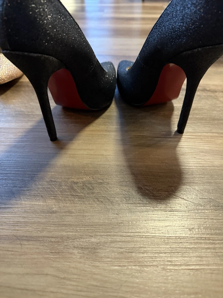 Tacones inferiores rojos negros brillantes Foto 2 de 4