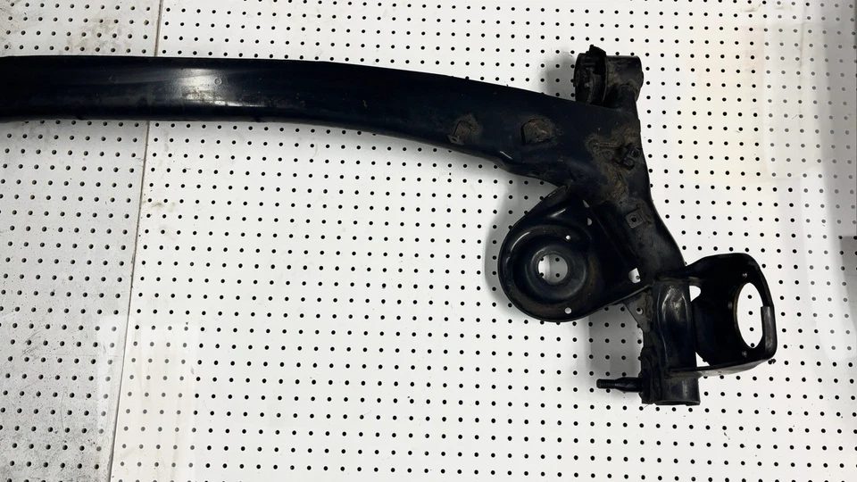 Subchasis de suspensión Toyota Sienna 2004-2010 2x2 y 4x4 genuino OEM Foto 2 de 4