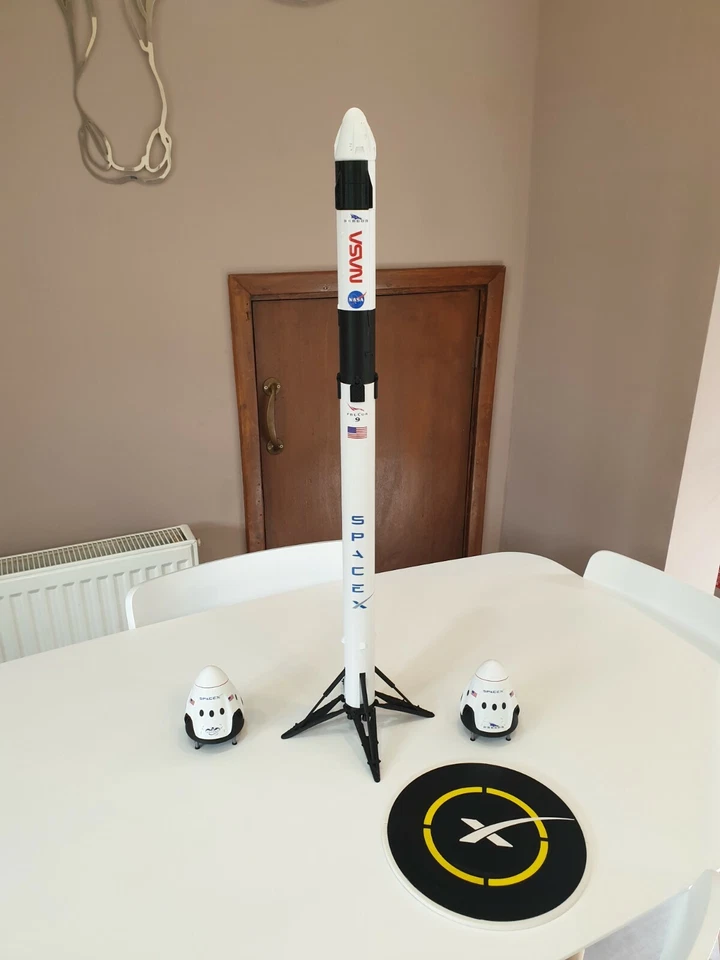 SpaceX Falcon 9 with Axiom-1 Crew Dragon Capsule - 84cm/33inch 1:76 scale - Image 2 of 4