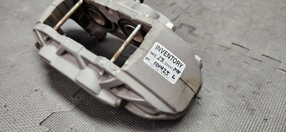 Pinça de freio dianteira Ford Mustang GT 2015-2023 - Fabricante de equipamento original - Imagem 2 de 4