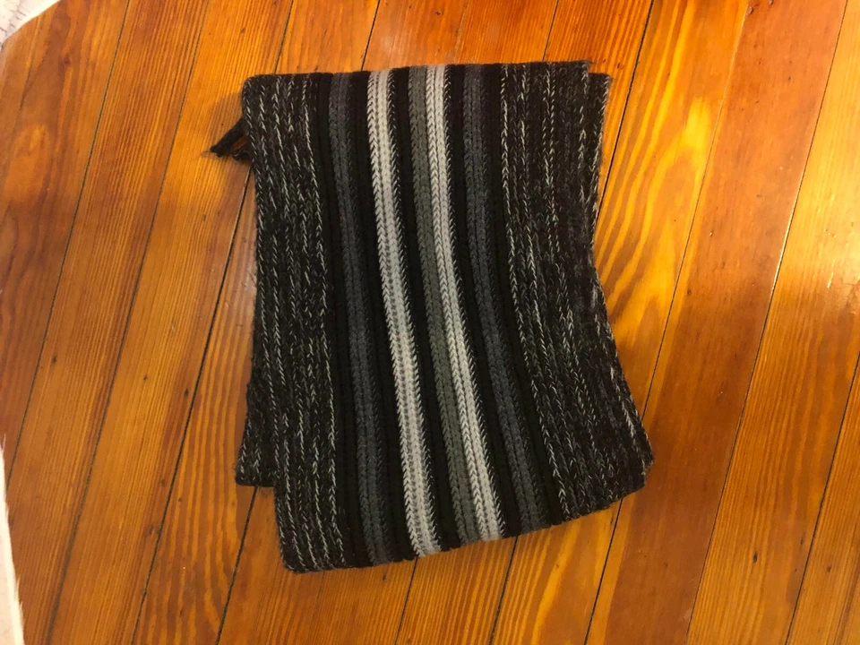 Мужской шарф Calvin Klein черный/серый в полоску широкий трикотаж с бахромой один размер - Изображение 3 из 4