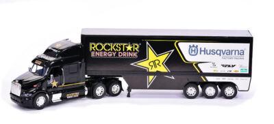 NEW RAY 1/32 LKW ROCKSTAR ENERGY HUSQVARNA FACTORY TEAM STATISCHES MODELL