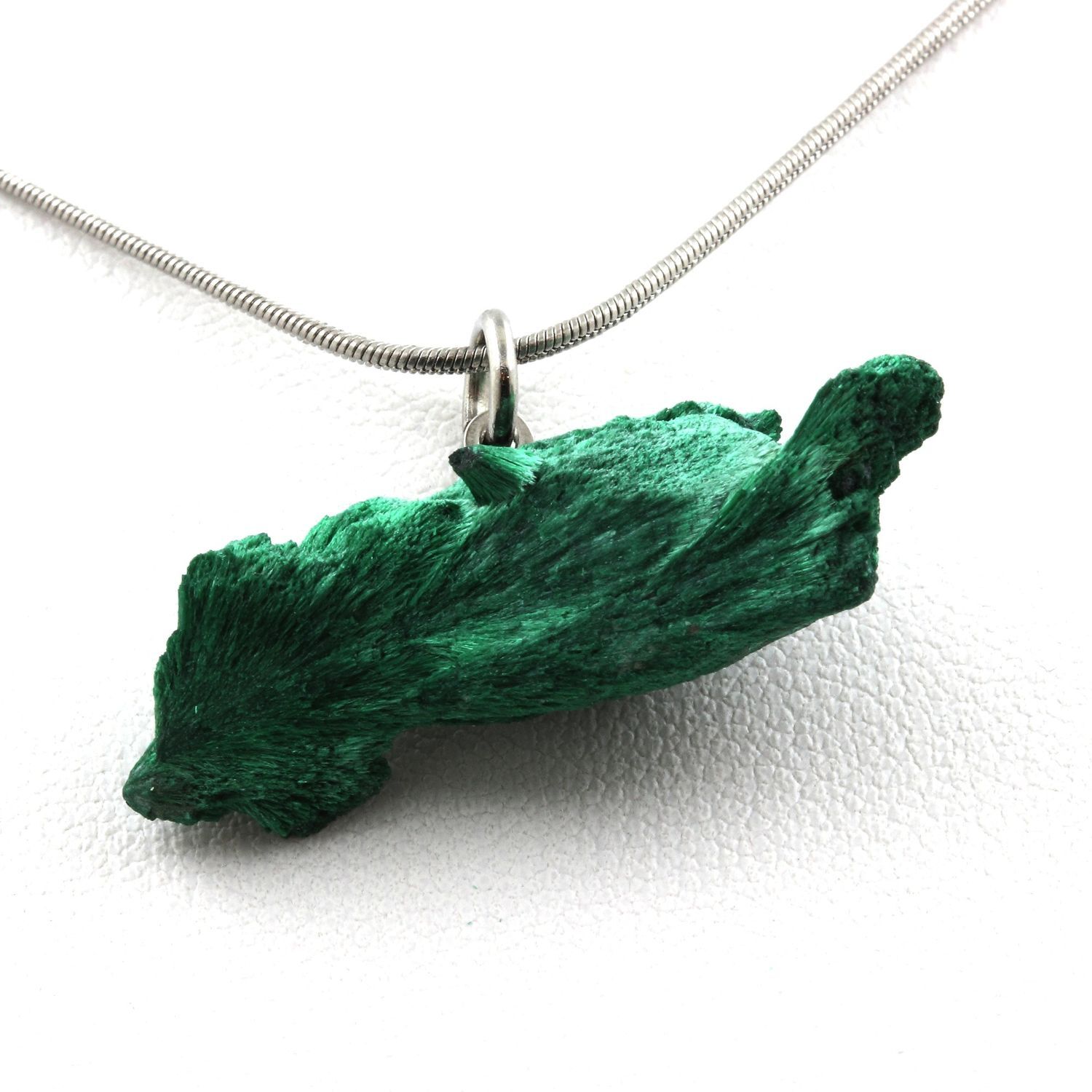 Collier Malachite brute naturelle de 28.50 ct provenant de la Mine de Kipushi en boite cadeau