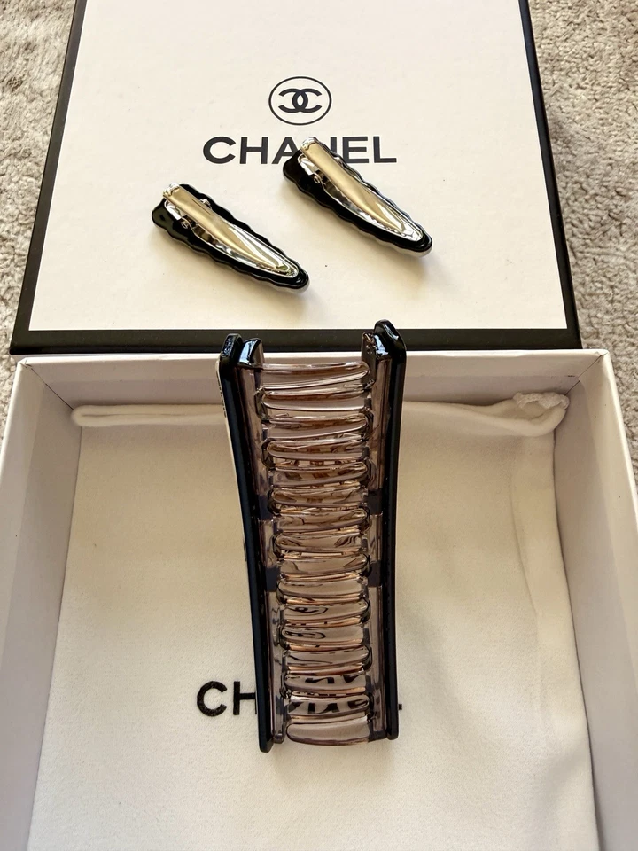 Conjunto de presilhas de cabelo branco/preto - GWP VIP presente ChanelBeauté - Imagem 3 de 4