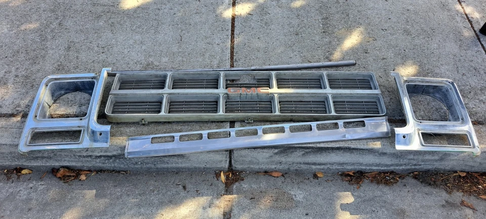 1977 78 79 80 GMC TRUCK JIMMY SUBURBAN GRILLE Nice  Original OEM  - Image 3 of 4