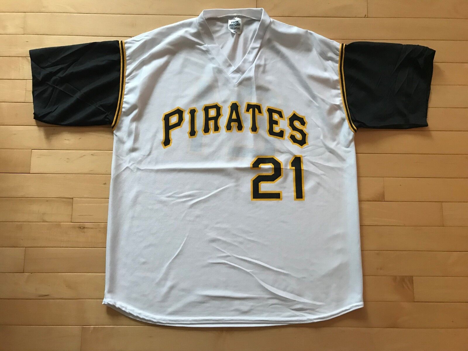 Roberto Clemente Jerseys and Apparel