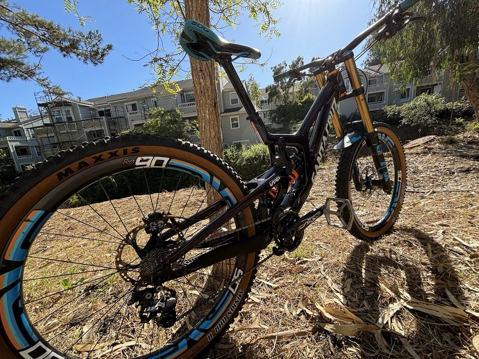 Santa Cruz V10CC Medium MX 2023 - Bicicleta de carbono completa construida a medida de primera línea Foto 2 de 4