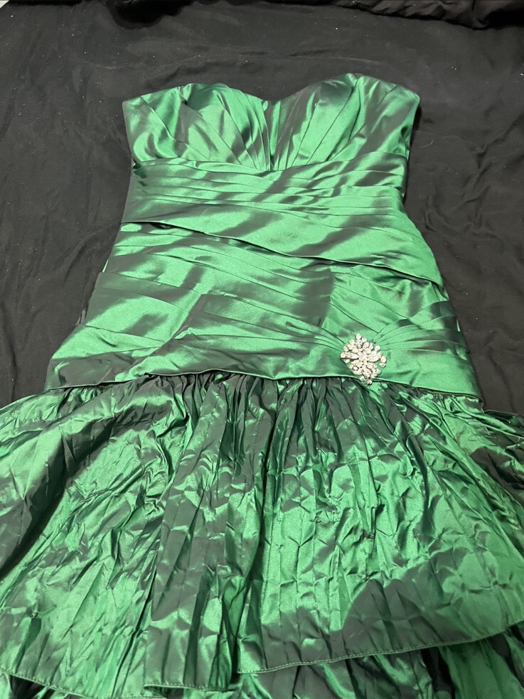 Beautiful and unique green ball gown Night Moves corset style prom dress!! | eBay Beautiful and unique green ball gown Night Moves corset style prom dress!! | eBay