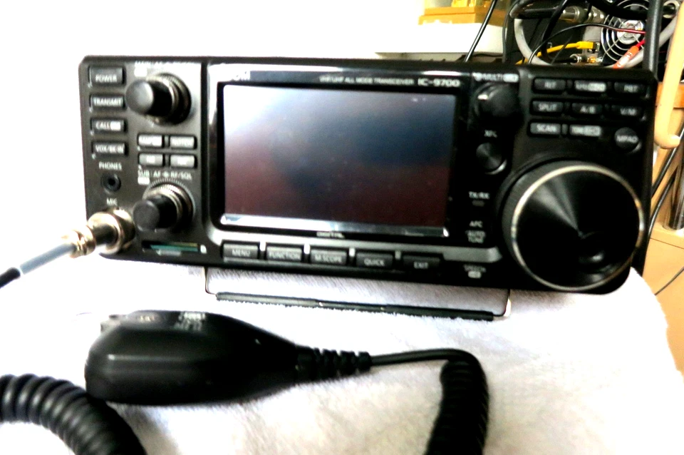 Icom IC-9700 VHF/UHF Band Transceiver mit D-STAR Funktion - Schwarz - Bild 4 von 4