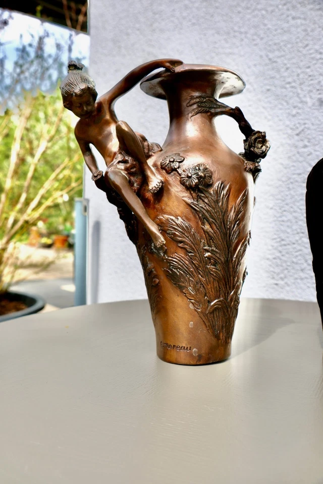 Bronze Vasen Paar, Motiv Knabe und Mädchen, nach Auguste Moreau, Höhe ca. 28 cm - Bild 4 von 4