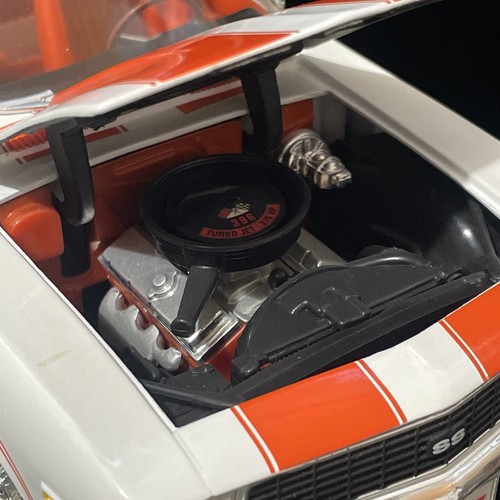 1/18 SCALE ERTL 1969 CAMARO SS396 INDY 500 PACE CAR WHITE CONVERTIBLE DIECAST - Picture 11 of 14