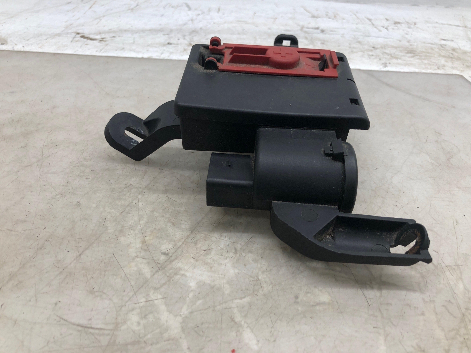 2016-2020 BENTLEY BENTATGA POWER DISTRIBUTION JUNCTION BOX POSITIVE JUMPER POINT