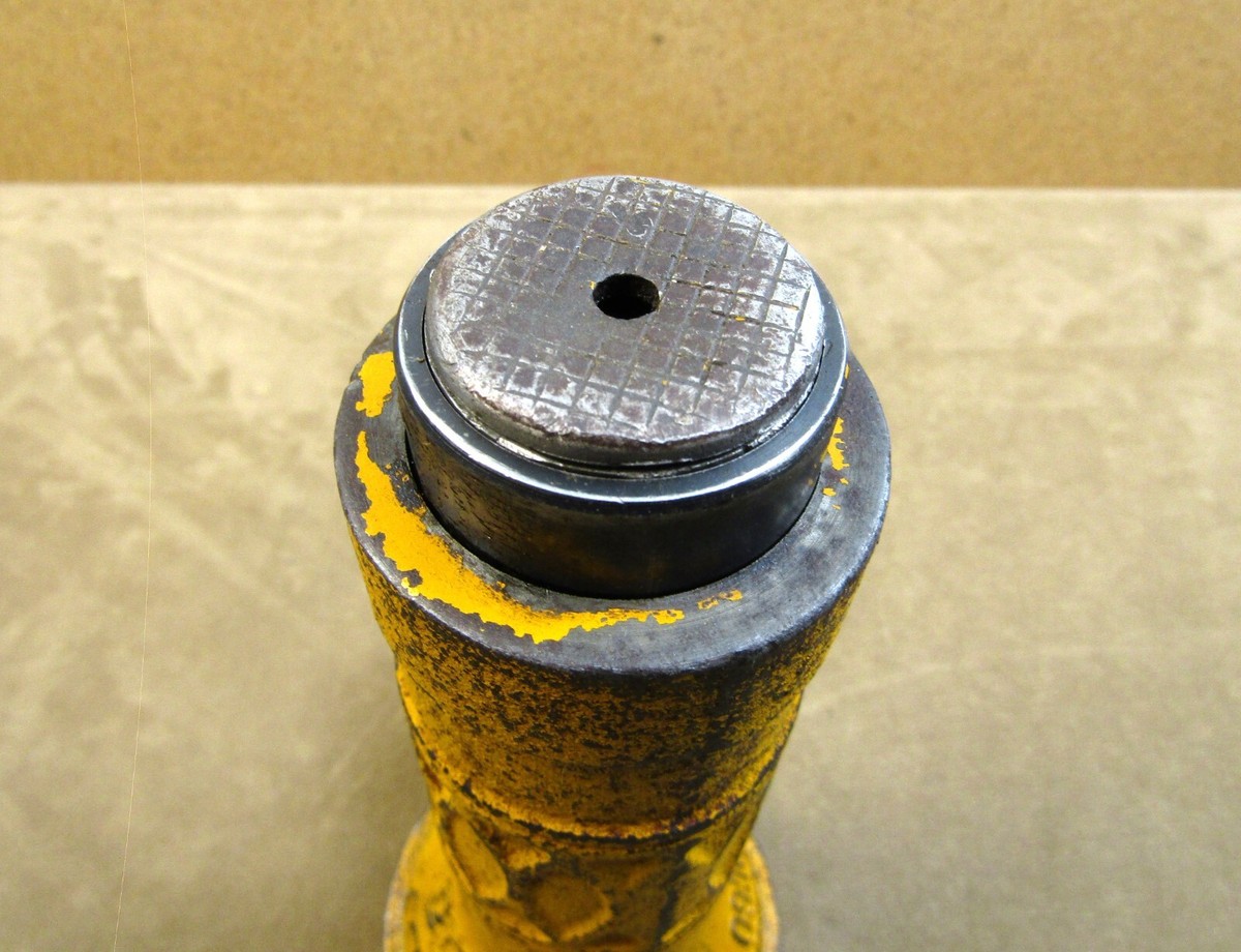 VINTAGE TOYOTA 09110-13010 STO 0.7 TON BOTTLE JACK LAND