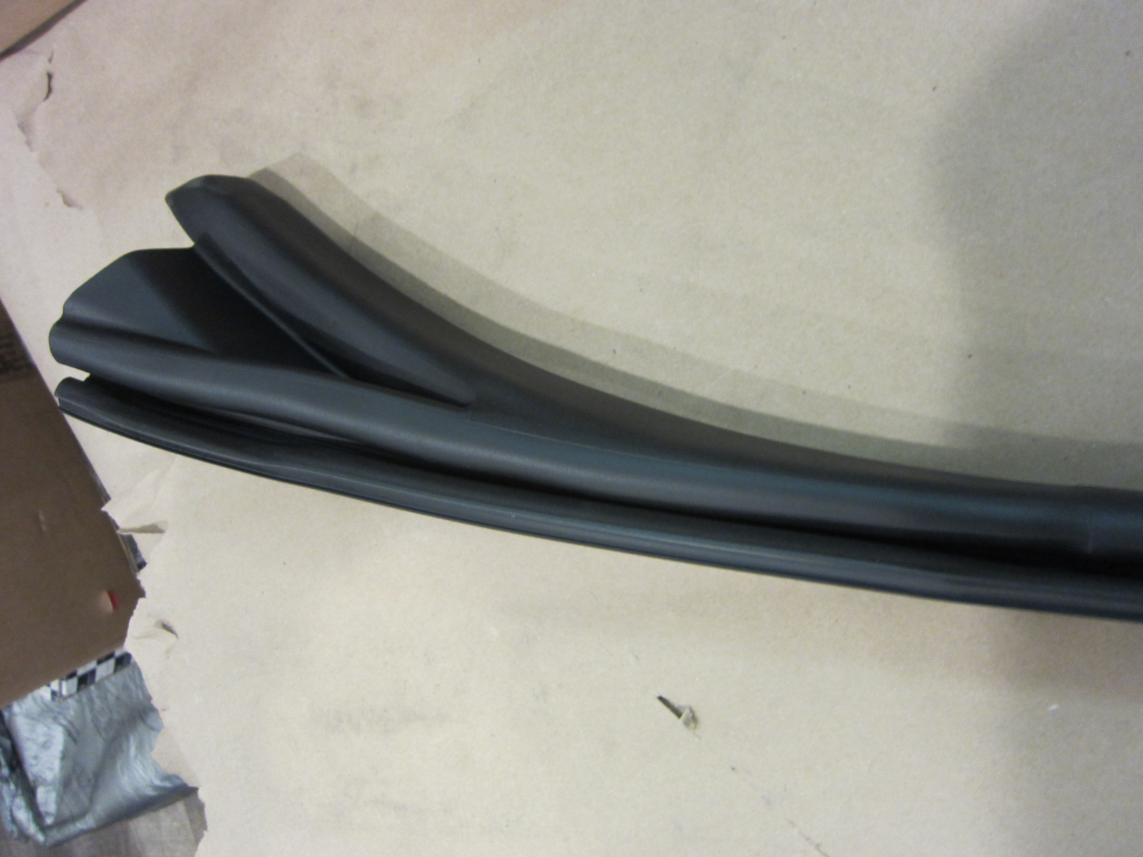 Maserati GranTurismo. RH Door Upper Gasket. Part# 80089100