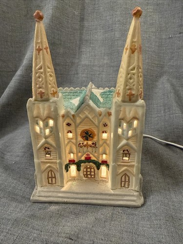 St. Patrick’s Cathedral Christmas Village Porcelain Lighted Giny Co 1991 - Picture 2 of 8