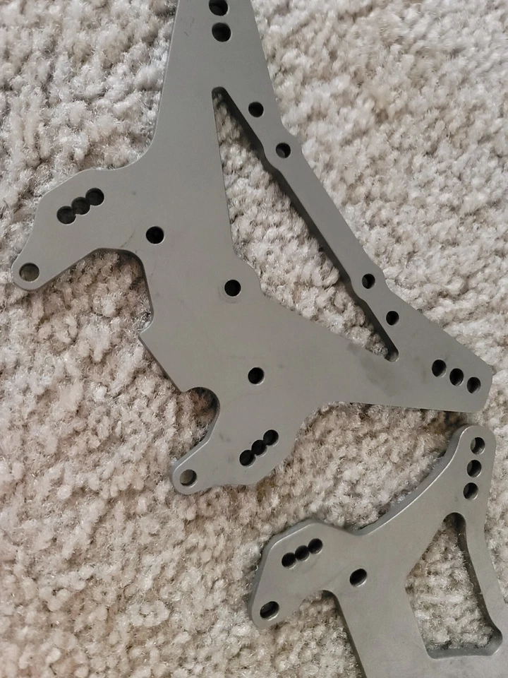 LOSI 5T FIRST GEN FRONT AND REAR SHOCK TOWERS NICE NOT ABUSED OR SCRAPED NO RASH - Image 3 of 4