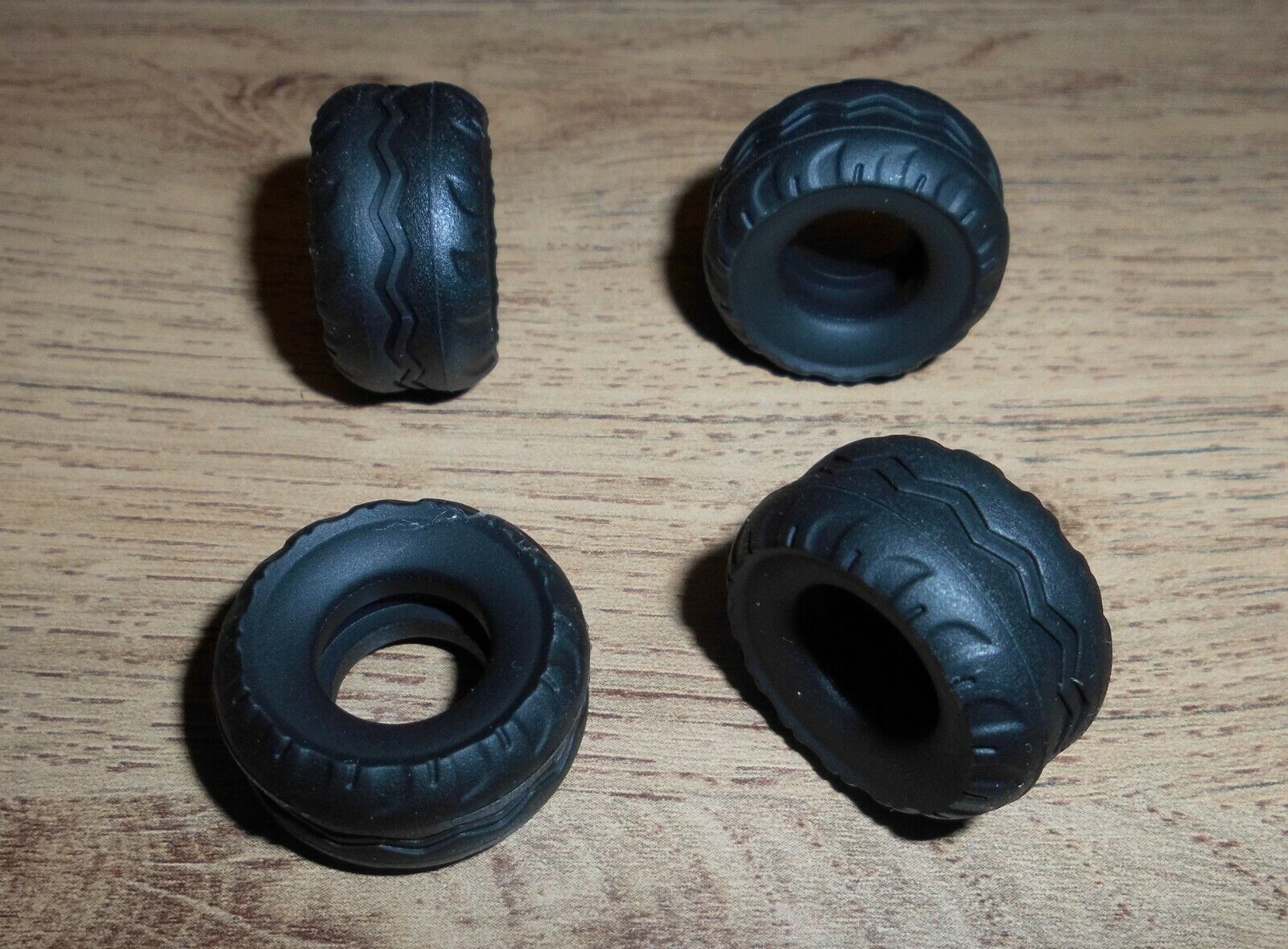 Scalextric new grippy set of 20 rear Micro car tyres SUPERB spares.