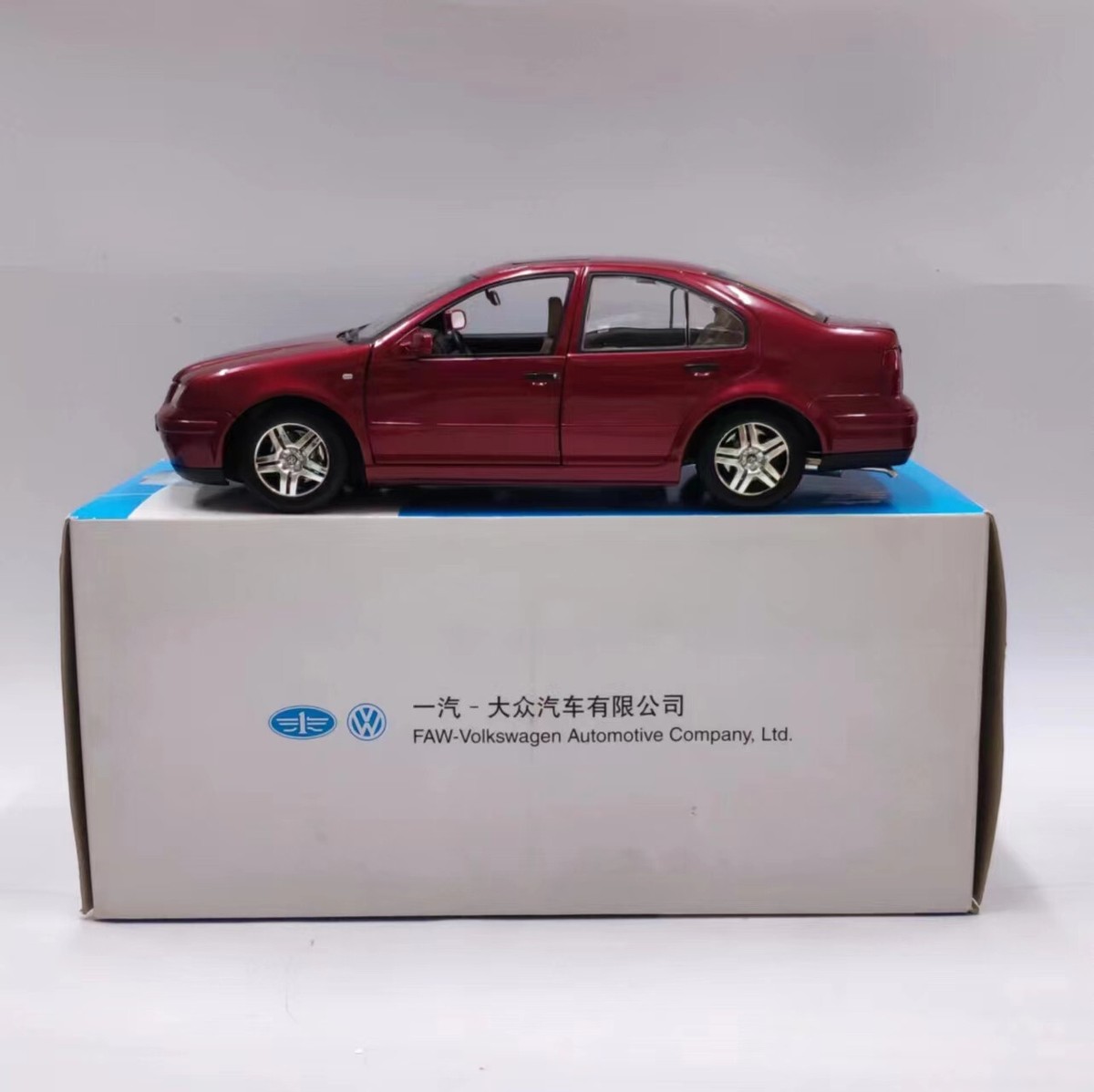 1/18 Volkswagen Bora / Jetta 2001 China VW Dealer model