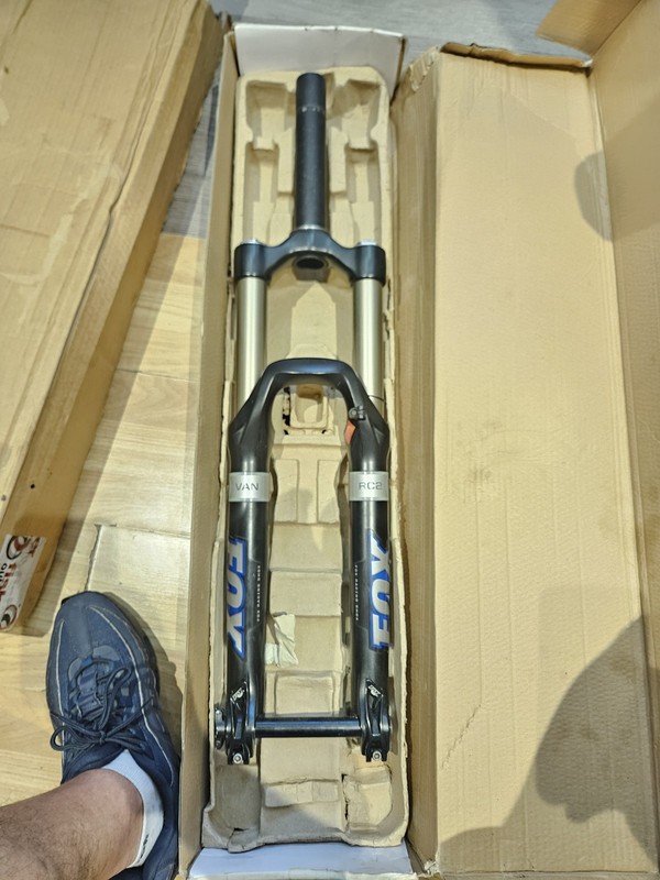 Mint Condition Fox 36 Vanilla RC2 BOXED MUST READ 1.5INCH STEER TUBE