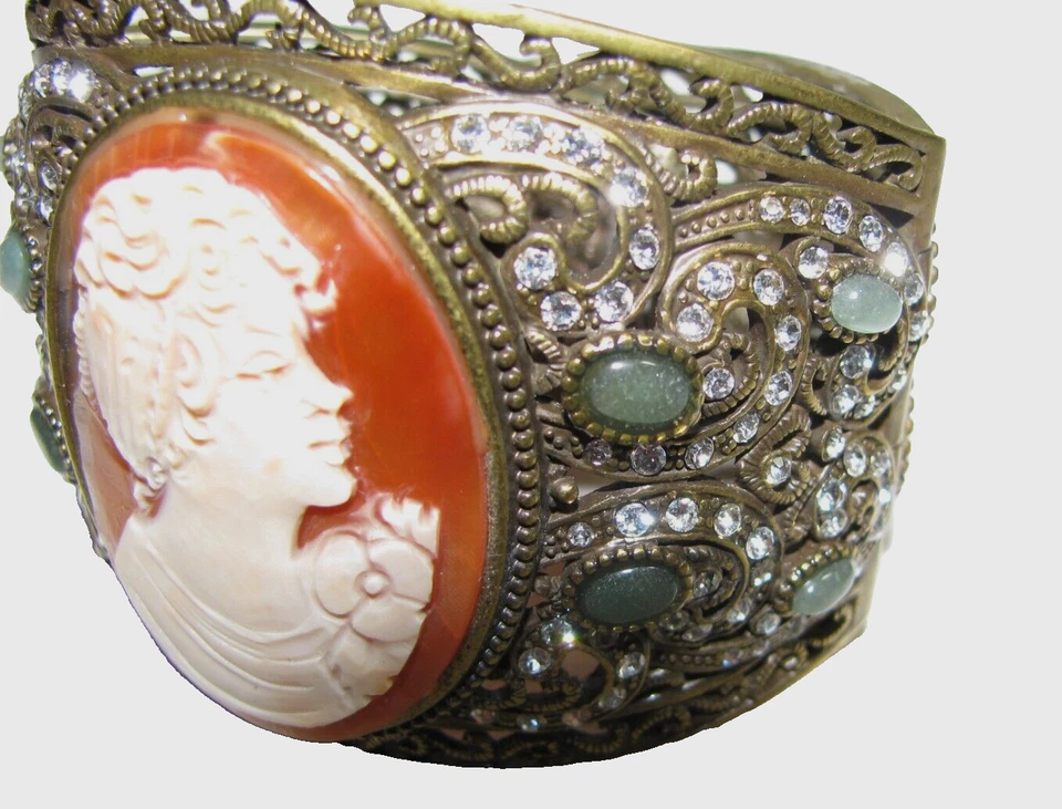 Pulsera camafeo firmada por Amedeo brazalete filigrana detalles diamantes de imitación estilo vintage Foto 4 de 4