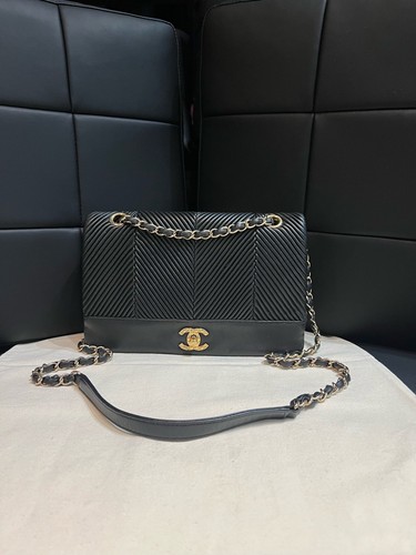 Chanel Classic Flap Chevron Chain Shoulder Crossbody Bag Black Gold Hardware